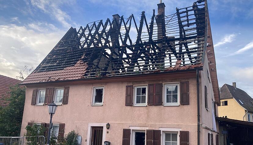 In der Nacht auf den 13. Mai ist in der Ortsmitte von Duttenberg dieses denkmalgeschützte Wohnhaus mit Scheune und Stall abgebrannt.