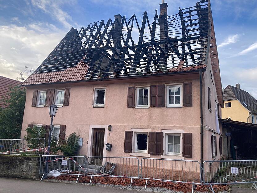 In der Nacht auf den 13. Mai ist in der Ortsmitte von Duttenberg dieses denkmalgeschützte Wohnhaus mit Scheune und Stall abgebrannt.