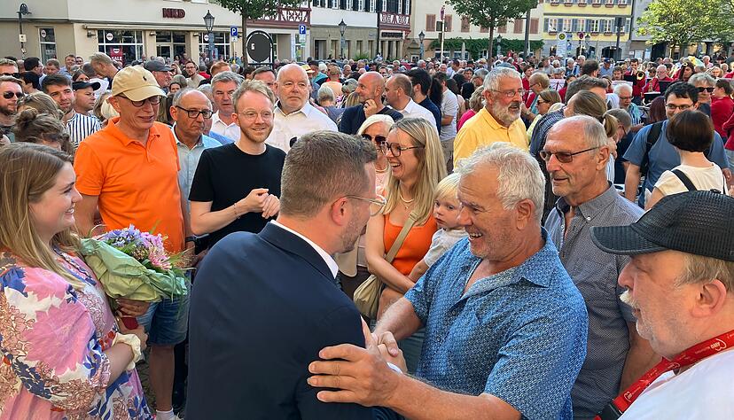 Patrick Wegener gewinnt überraschend die Öhringer OB-Wahl - und nimmt anschließend Gratulationen auf dem Marktplatz entgegen.