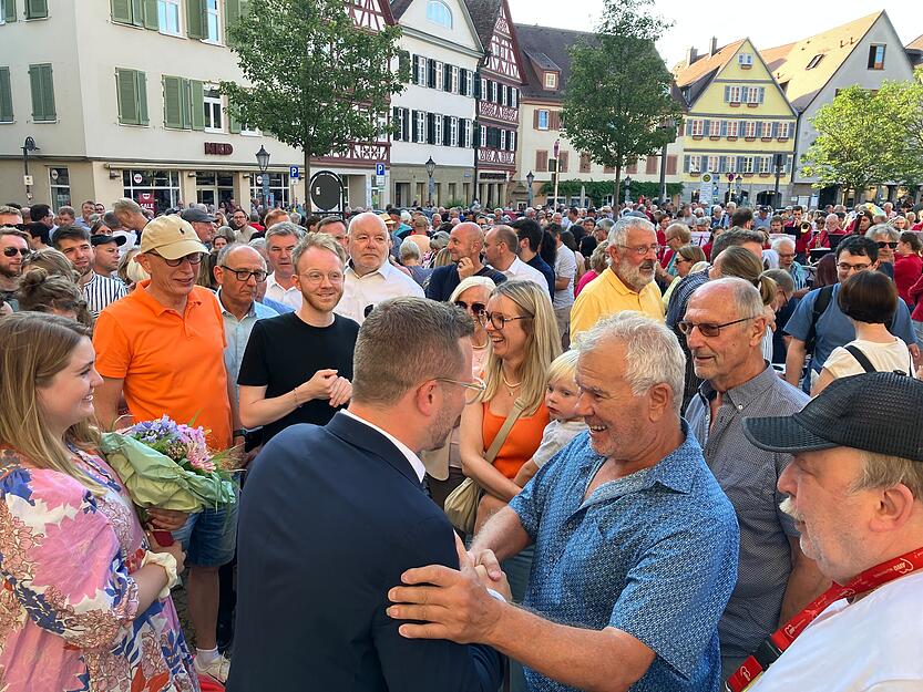 Patrick Wegener gewinnt überraschend die Öhringer OB-Wahl - und nimmt anschließend Gratulationen auf dem Marktplatz entgegen.