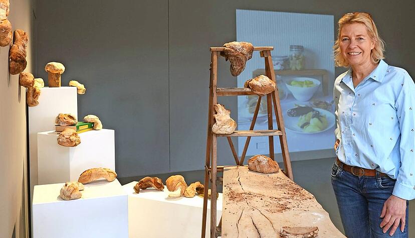 &bdquo;Was mich interessiert, ist die Komplexit&auml;t der Materialien und deren chemisch-physikalische Prozesse, mit denen ich spielen kann&ldquo;: Regine Weimar vor der Installation &bdquo;Zu-Falls-Brot&ldquo; und einem ihrer Stillleben-Videos.