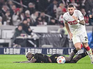 Hier setzt sich Stuttgarts Jeff Chabot (rechts) gegen K&ouml;lns Ragnar Ache durch.