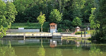Ein sonniger Mittwochabend, kurz nach 18 Uhr, 27 Grad Außentemperatur: Das Kocherfreibad ist verwaist − es hat geschlossen.
Foto: Tamara Ludwig Ein sonniger Mittwochabend, kurz nach 18 Uhr, 27 Grad Außentemperatur: Das Kocherfreibad ist verwaist − es hat geschlossen.
Foto: Tamara Ludwig