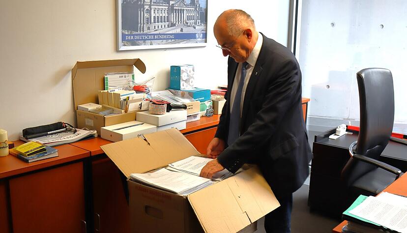 Sein Abgeordnetenbüro im Paul-Löbe-Haus hat Juratovic leergeräumt. Seine sechs Mitarbeiter müssen sich nun bei anderen Politikern bewerben. Sein Abgeordnetenbüro im Paul-Löbe-Haus hat Juratovic leergeräumt. Seine sechs Mitarbeiter müssen sich nun bei anderen Politikern bewerben.