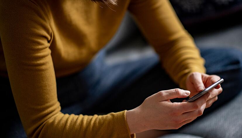 Am Smartphone kann ein Streit wohl schneller eskalieren, als wenn sich Leute ins Gesicht schauen. (Archivbild)