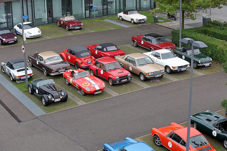 Üblicherweise ist das ein Bildungscampus-Parkplatz: Bei der Benefiz-Rallye des Rotary Clubs Heilbronn-Unterland stehen hier Oldtimer.