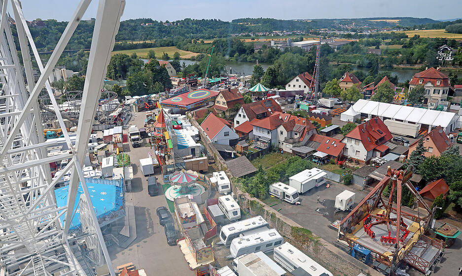 Blick vom Riesenrad auf den Talmarkt in Bad Wimpfen.