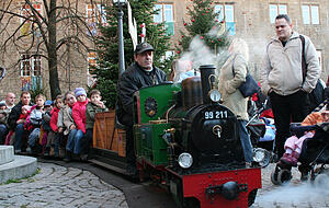 Auf dem &Ouml;hringer Weihnachtsmarkt drehen die Dampfloks seit Jahren ihre Runden. Foto: Privat