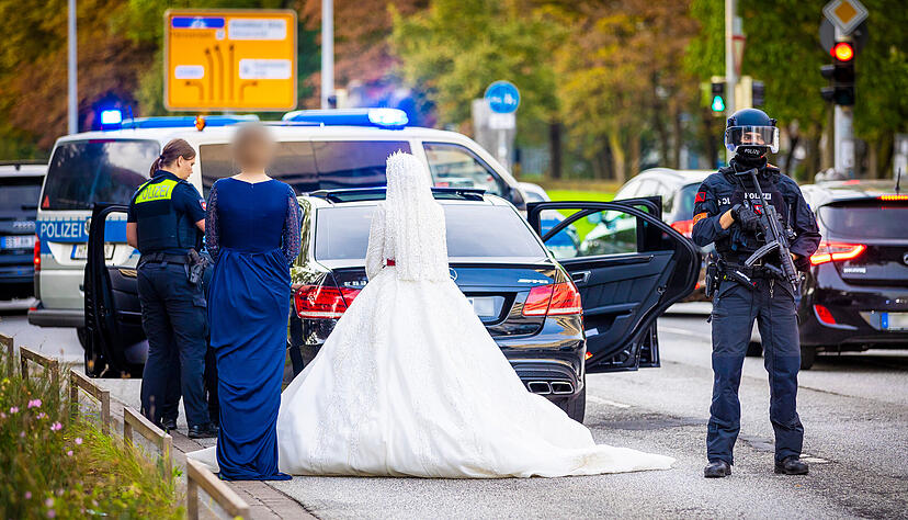 Polizisten kontrollieren den Hochzeitskorso. Jeder muss aussteigen - auch die Braut.