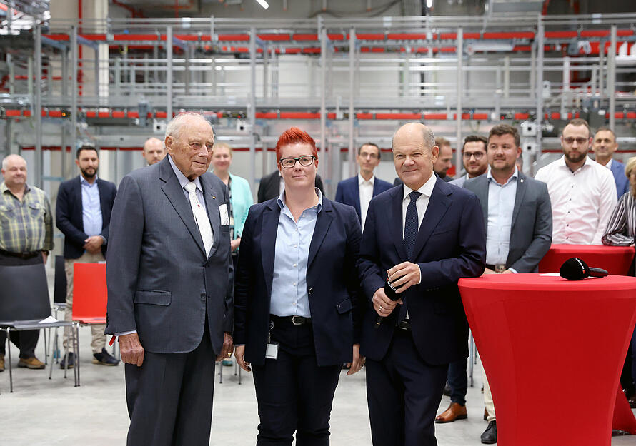 Zu Besuch ist bei der Firma Würth in Künzelsau nicht nur Kanzler Scholz. Zu Besuch ist bei der Firma Würth in Künzelsau nicht nur Kanzler Scholz.