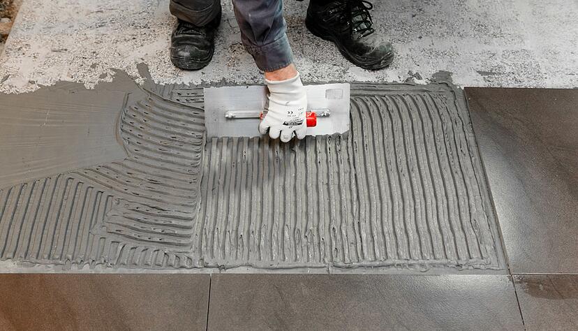 Manche Renovierungsarbeiten k&ouml;nnen auch Laien erledigen. Doch soll der Boden am Ende gerade sein, verlegt am besten ein Profi die Fliesen.