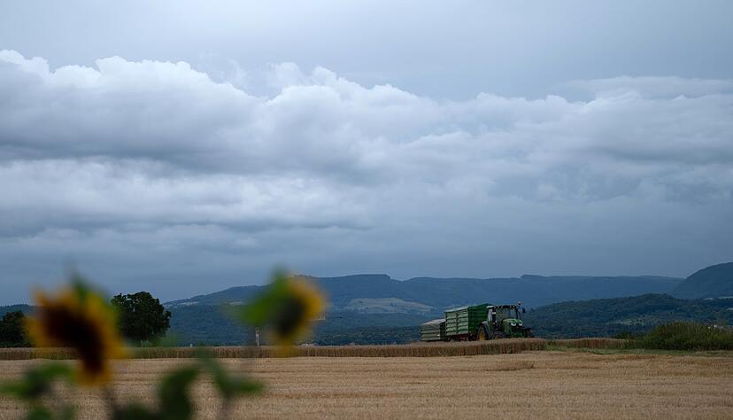 Dunkle Wolken ziehen auf. Dunkle Wolken ziehen auf.