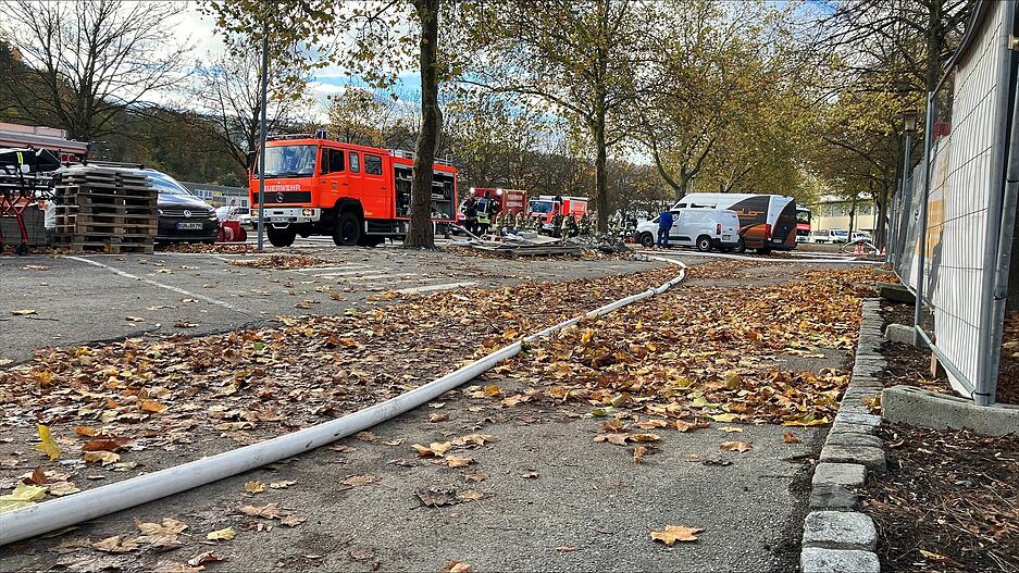 Die Arbeiten der Feuerwehr sollen noch bis Mittwochmittag andauern. Die Arbeiten der Feuerwehr sollen noch bis Mittwochmittag andauern.