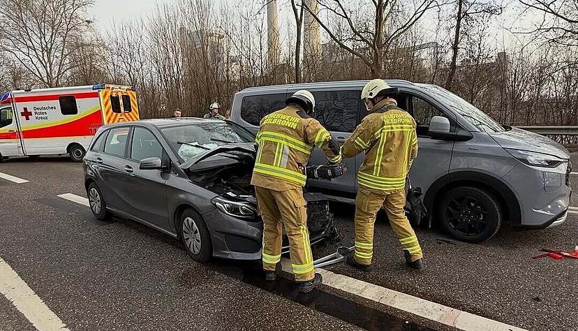 Am Dienstag musste die Heilbronner Feuerwehr anr&uuml;cken, um den Fahrer eines Unfallwagens zu befreien. Die beiden Autos waren auf der Neckartalstra&szlig;e seitlich zusammengesto&szlig;en.