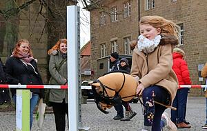 Junge Nachwuchsreiter durften auf dem Marktplatz mit Steckenpferden über einen Parcours sausen. Junge Nachwuchsreiter durften auf dem Marktplatz mit Steckenpferden über einen Parcours sausen.
