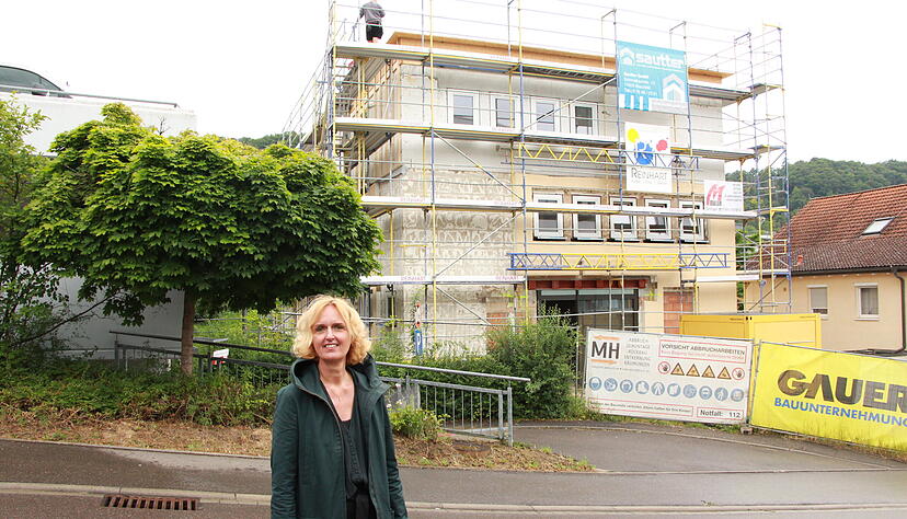 Silke Feinauer, die k&uuml;nftige Leiterin des Hospizes, ist zufrieden mit den Fortschritten auf der Baustelle. Sie hat schon ganz klare Vorstellungen davon, wie das Ganze einmal aussehen soll.
