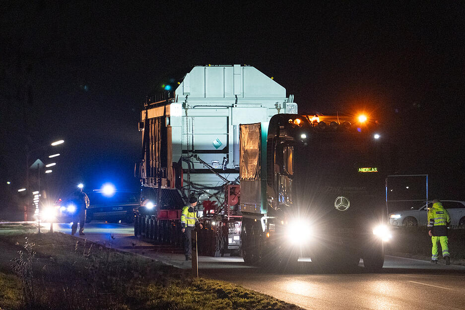 Der Trafo-Schwertransport hat in der Nacht auf Freitag das SuedLink-Umspannwerk in Leingarten erreicht.