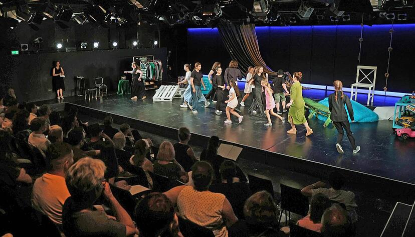 Wie im spielerischen Umgang Assoziationen frei gesetzt werden und Geschichten im Kopf entstehen: Theaterpädagoginnen, Schauspieler, Kinder und Freiwillige aus dem Publikum improvisieren einen Workshop in der Boxx. Wie im spielerischen Umgang Assoziationen frei gesetzt werden und Geschichten im Kopf entstehen: Theaterpädagoginnen, Schauspieler, Kinder und Freiwillige aus dem Publikum improvisieren einen Workshop in der Boxx.