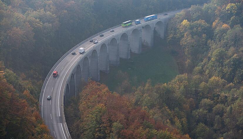 Autofahrerinnen und Autofahrer k&ouml;nnen die A8 am Albauftstieg wieder nutzen. (Archivbild)
