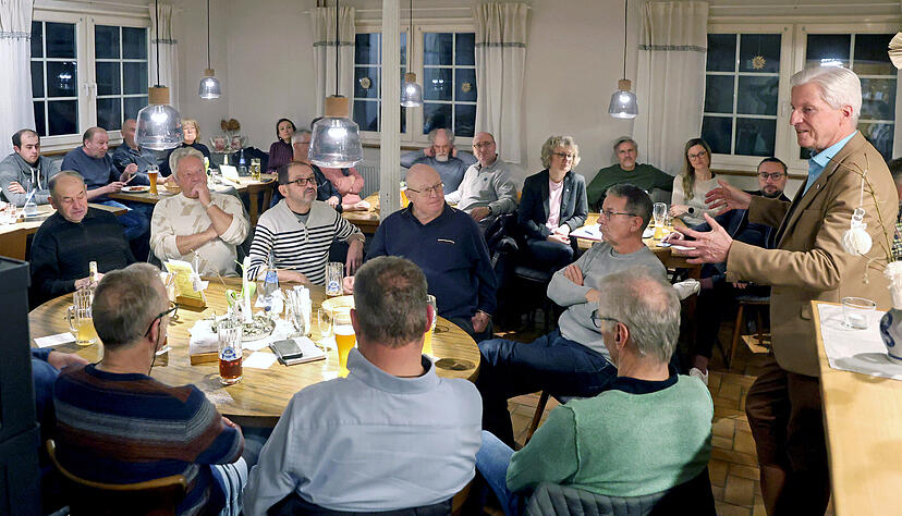 Rund 30 Personen kamen zur Stimme-Lokaltour mit Chefredakteur Uwe Ralf Heer in den Widderner Ortsteil Unterkessach.