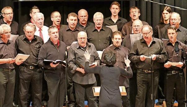 Nicola Johnson präsentierte den Männerprojektchor anlässlich des Jubiläums. Schließlich hatte das Singen in Roigheim einst mit Männern begonnen. Foto: Ludwig
