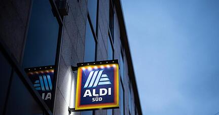 Nach Lidl, Rewe und Kaufland will nun auch der Discounter Aldi Löhne und Gehälter der Mitarbeiterinnen und Mitarbeiter noch vor einem Tarifabschluss einseitig erhöhen.