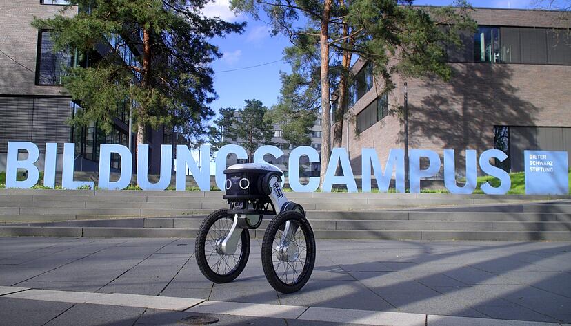 "Loomi" an seinem Einsatzort: Der KI-Roboter der Dieter-Schwarz-Stiftung patrouilliert den Bildungscampus in Heilbronn. "Loomi" an seinem Einsatzort: Der KI-Roboter der Dieter-Schwarz-Stiftung patrouilliert den Bildungscampus in Heilbronn.