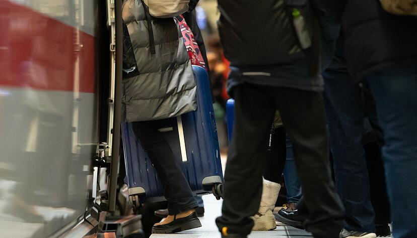 &Uuml;ber die Feiertage verreisen viele Menschen mit der Bahn. (Archivbild)