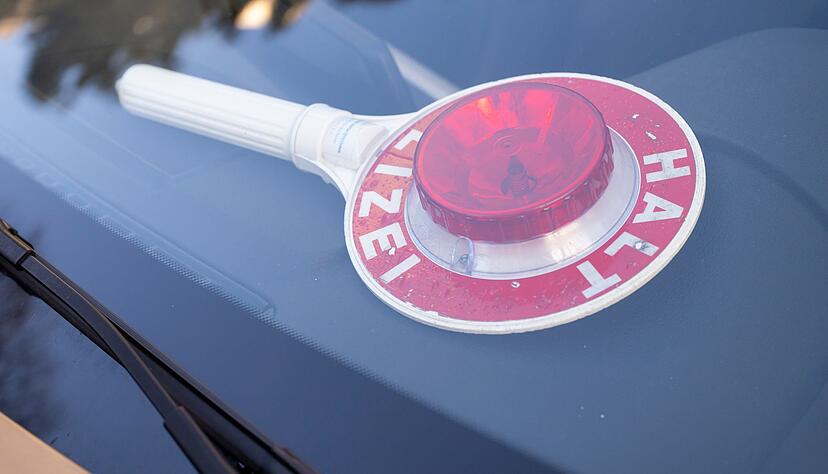 Obwohl die Polizei den Motorradfahrer zum Anhalten auffordert, rast dieser davon. (Symbolbild)