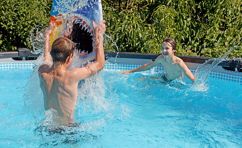 Hitze und wärmster Tag des Jahres. Ben und Lennart (beide 13) aus Bad Friedrichshall haben Spaß im heimischen Pool