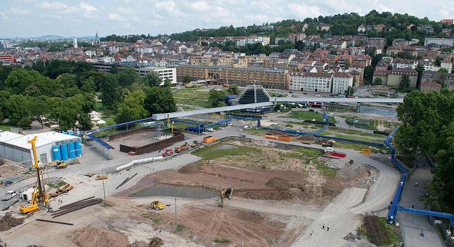 Luftaufnahme der Großbaustelle: Baufahrzeuge stehen am 5.8.2014 vor dem Hauptbahnhof in Stuttgart. Im Schlossgarten neben dem bisherigen Kopfbahnhof wird nunmehr der Trog für den geplanten Tiefbahnhof ausgehoben. Luftaufnahme der Großbaustelle: Baufahrzeuge stehen am 5.8.2014 vor dem Hauptbahnhof in Stuttgart. Im Schlossgarten neben dem bisherigen Kopfbahnhof wird nunmehr der Trog für den geplanten Tiefbahnhof ausgehoben.