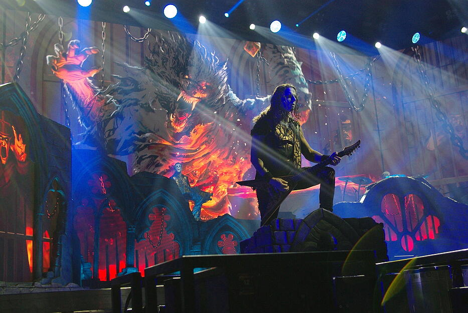 Powerwolf haben den vorläufigen Höhepunkt erreicht. Ihr Metal ist familientauglich, wirkt trotz rasender Gitarren und Drums ebenso wenig abstoßend wie die Show. Powerwolf haben den vorläufigen Höhepunkt erreicht. Ihr Metal ist familientauglich, wirkt trotz rasender Gitarren und Drums ebenso wenig abstoßend wie die Show.