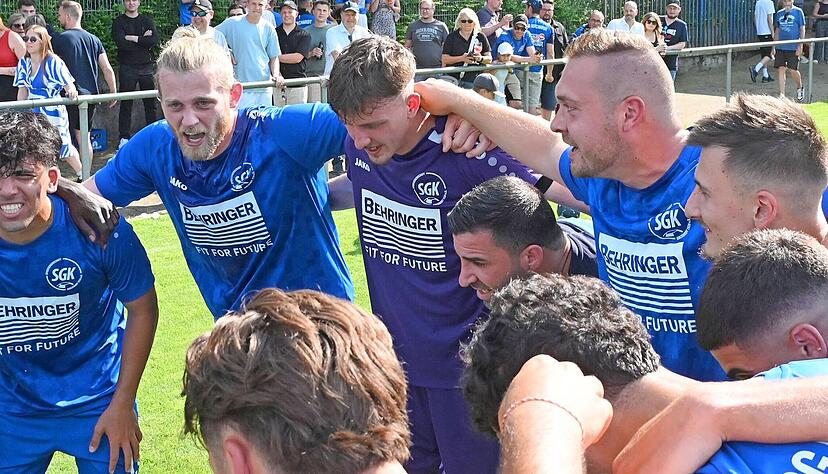 Im sogenannten Huddle, dem Mannschaftskreis, feiern die Kirchardter um Spielertrainer Dennis Otterbach (Zweiter von links) den Klassenerhalt.
Fotos: Klaus Krüger Im sogenannten Huddle, dem Mannschaftskreis, feiern die Kirchardter um Spielertrainer Dennis Otterbach (Zweiter von links) den Klassenerhalt.
Fotos: Klaus Krüger
