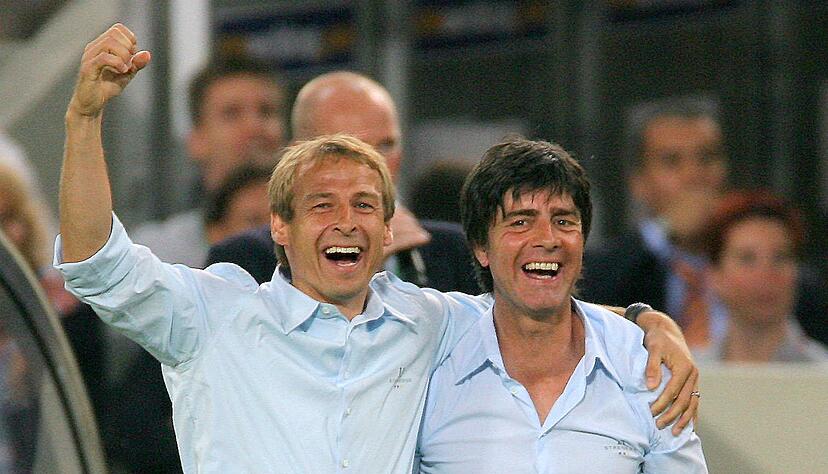Waren fr&uuml;her ein erfolgreiches Trainer-Duo in der Nationalmannschaft: J&uuml;rgen Klinsmann (l) und Joachim L&ouml;w