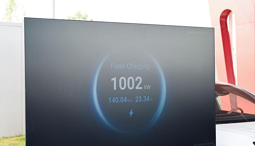Blitzschnelles Laden: Die Schallmauer von 1000 kW Ladeleistung ist durchbrochen. Blitzschnelles Laden: Die Schallmauer von 1000 kW Ladeleistung ist durchbrochen.