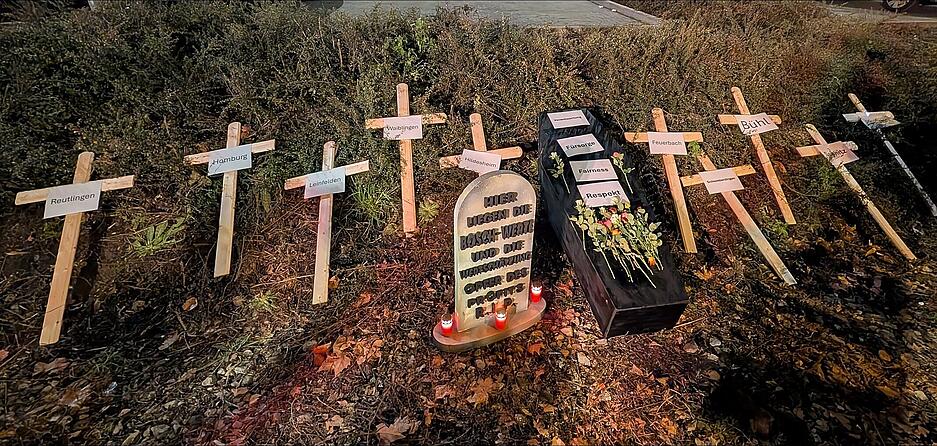 Eine symbolische Beerdigung unterstreicht die Kritik an geplanten Kürzungen bei Bosch. Eine symbolische Beerdigung unterstreicht die Kritik an geplanten Kürzungen bei Bosch.