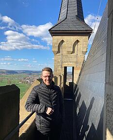 Andreas Zaffran, B&uuml;rgermeister der Stadt Bad Wimpfen, bei einer Begehung des Blauen Turmes im April.
Fotos: Julia Haaga