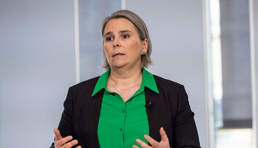 Nikola Hagleitner, Mitglied des Vorstands der DHL Group, spricht bei einer Pressekonferenz. Nikola Hagleitner, Mitglied des Vorstands der DHL Group, spricht bei einer Pressekonferenz.