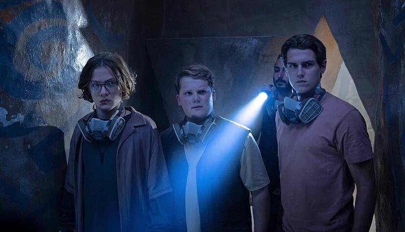 Levi Brandl (von links nach recht) als Bob Andrews, Julius Weckauf als Justus Jonas, Pascal Buchsbaum als Juan und Nevio Wendt als Peter Shaw in einer Szene des Films &bdquo;Die drei ??? - Toteninsel&ldquo;.