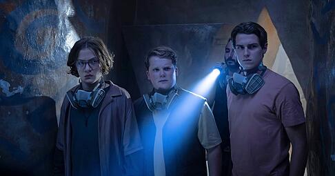 Levi Brandl (von links nach recht) als Bob Andrews, Julius Weckauf als Justus Jonas, Pascal Buchsbaum als Juan und Nevio Wendt als Peter Shaw in einer Szene des Films &bdquo;Die drei ??? - Toteninsel&ldquo;.