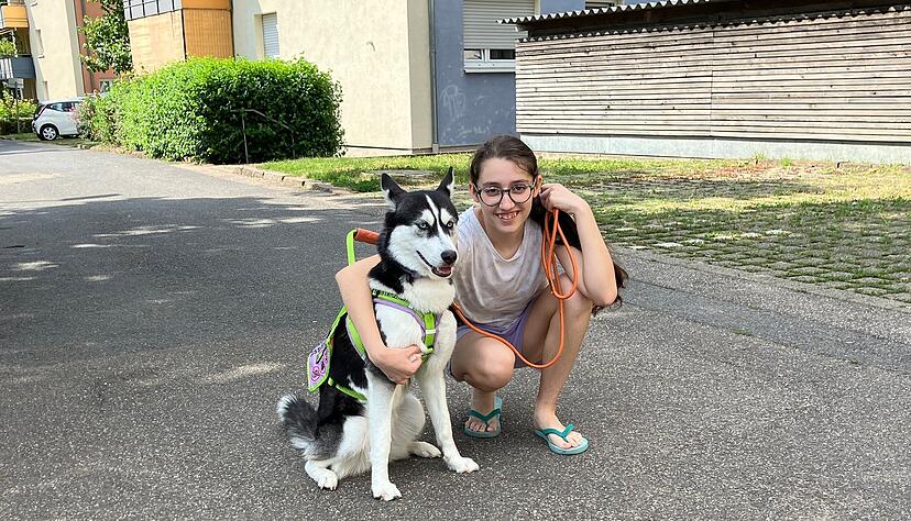 Christina Stamoudi und ihre Hündin Takani, die zum Assistenzhund ausgebildet wird.