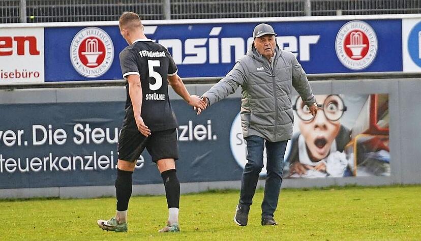 Manager Karlheinz Sprügel (rechts) mit Arne Schülke will zukünftig seine Verantwortung stärker teilen und bindet Schenke und Schiek in Spielergespräche ein. Manager Karlheinz Sprügel (rechts) mit Arne Schülke will zukünftig seine Verantwortung stärker teilen und bindet Schenke und Schiek in Spielergespräche ein.