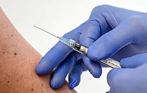 Welcher Impfstoff im stationären Impfzentrum in Öhringen und bei den angedockten mobilen Impfteams eingesetzt wird, ist noch unklar. Foto: dpa Welcher Impfstoff im stationären Impfzentrum in Öhringen und bei den angedockten mobilen Impfteams eingesetzt wird, ist noch unklar. Foto: dpa