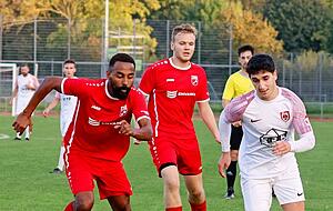 Emre Ipek (rechts) im Duell mit Samuel Helming. Der Kupferzeller spielte in der Vorrunde schon zwei Mal gegen die TSG &Ouml;hringen.