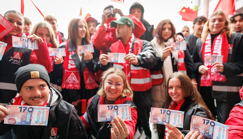 Mit 170 Euro sollen Auszubildende eine überproportional höhere Lohnsteigerung erhalten. Für die übrigen Beschäftigten fordert die IG Metall 7,0 Prozent mehr Geld.
