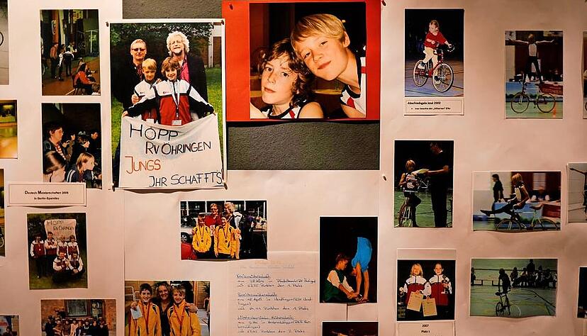 Liebevoll gestaltet: Im Foyer der &Ouml;hringer Kultura sind die Karriere-Stationen von Schefold/Hanselmann detailliert ausgestellt &ndash; auch die Anf&auml;nge als Zweier.