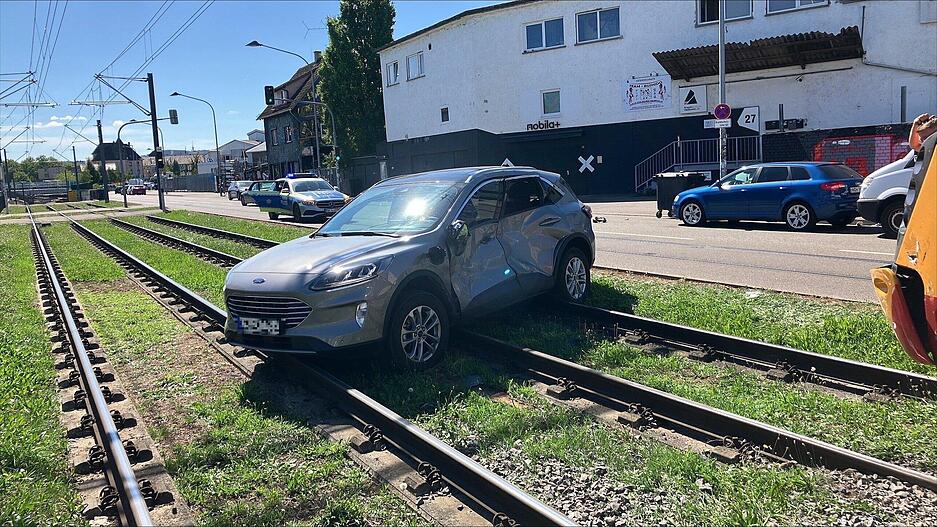 Nach Angaben eines Sprechers des Heilbronner Polizeipräsidiums wurde eine Person in ihrem Fahrzeug eingeklemmt. Nach Angaben eines Sprechers des Heilbronner Polizeipräsidiums wurde eine Person in ihrem Fahrzeug eingeklemmt.