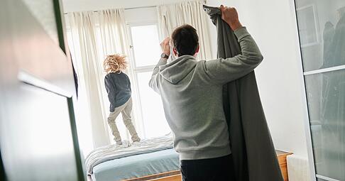 Im Wechselmodell teilen sich Eltern Betreuung und Unterhaltsverantwortung: Der Barunterhalt wird nach Einkommen und Betreuungsanteil berechnet.