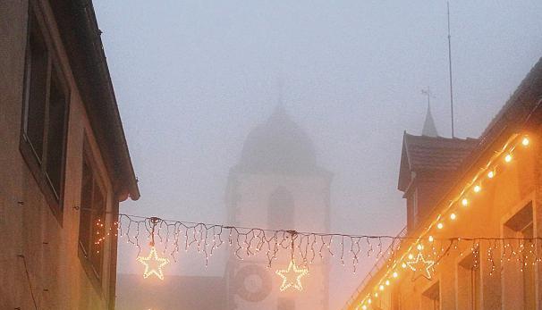 In dichten Nebel gehüllt war am Samstag Waldenburg. Mit dem festlichen Lichterglanz sorgte dies auf dem Weihnachtsmarkt für eine ganz besondere Stimmung.