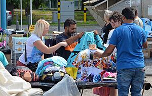 Na, passt das wohl? Die Kr&auml;merst&auml;nde mit Kleidung sind ein beliebtes Anlaufziel beim Flohmarkt. Viele Kunden kommen zum Schauen. Wer kauft, versucht nicht selten, den Preis noch etwas runter zu handeln.